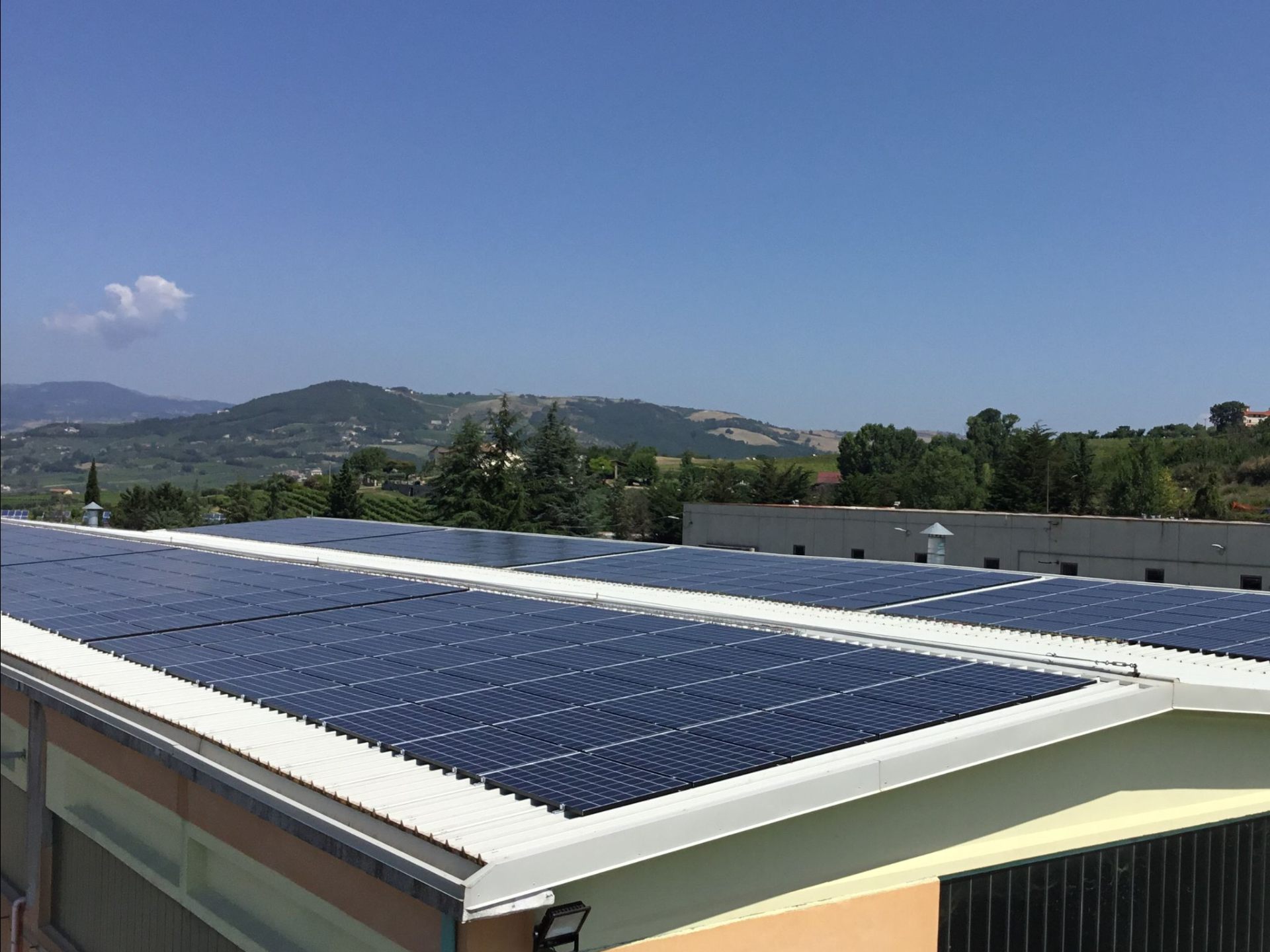 Pannelli fotovoltaici sul tetto dello stabilimento
