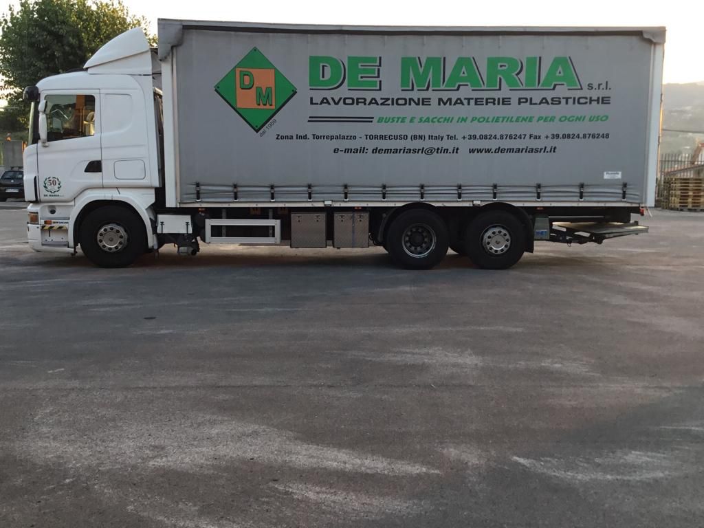 Camion De Maria con logo aziendale