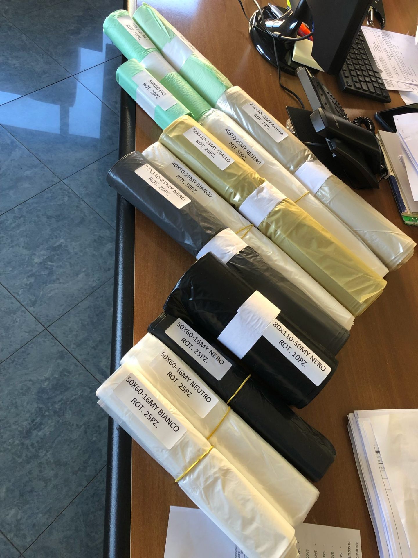 Campioni di sacchi in diversi colori e misure