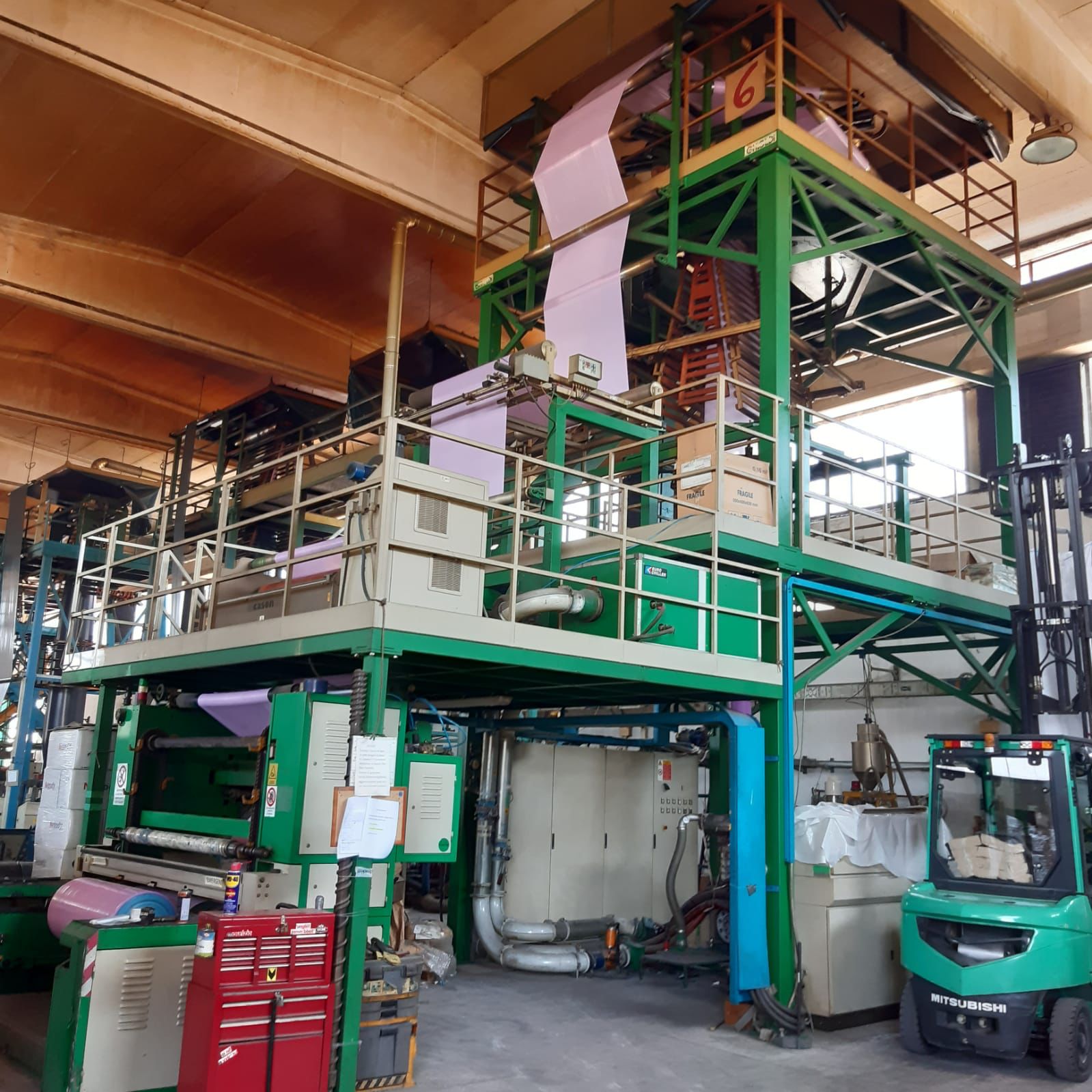 Linea di estrusione in produzione
