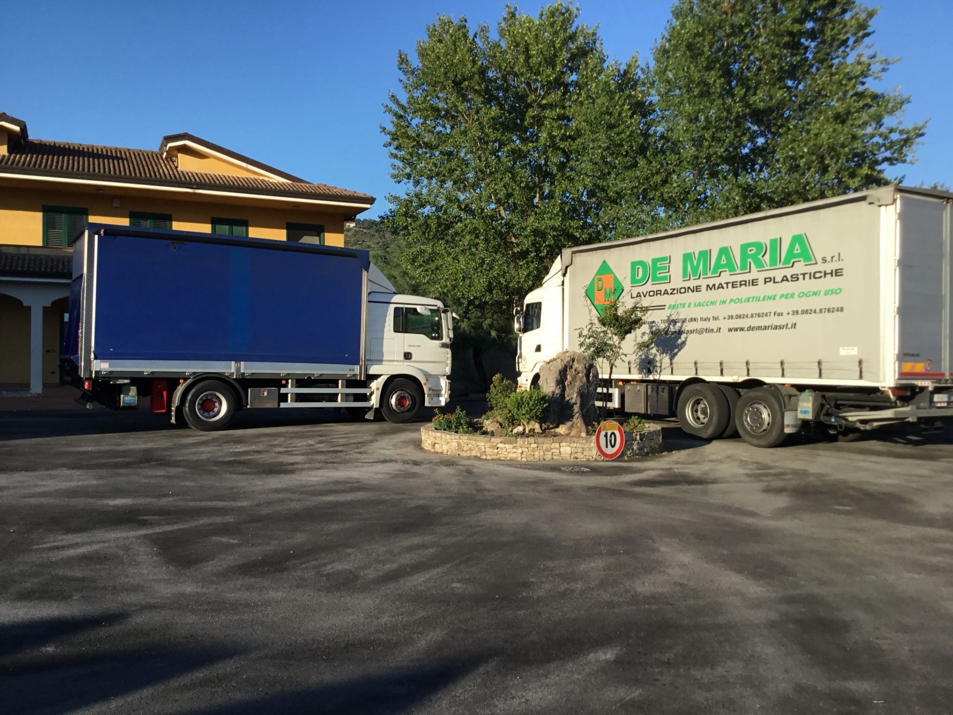 Camion in partenza dallo stabilimento